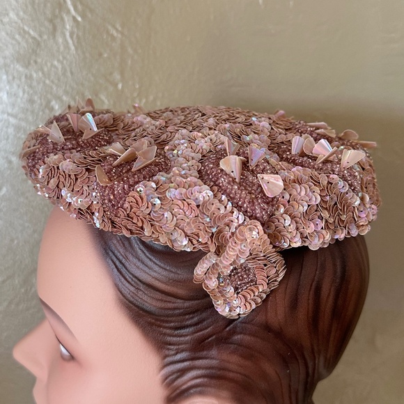 OUTSTANDING 1950s\' COCKTAIL HAT COVERED IN IRIDESCENT PINK SEQUINS main image 12